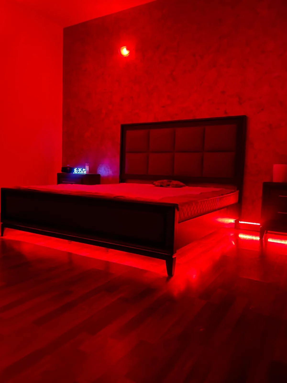 Red Velvet — O atmosferă luxoasă, misterioasă și irezistibilă.