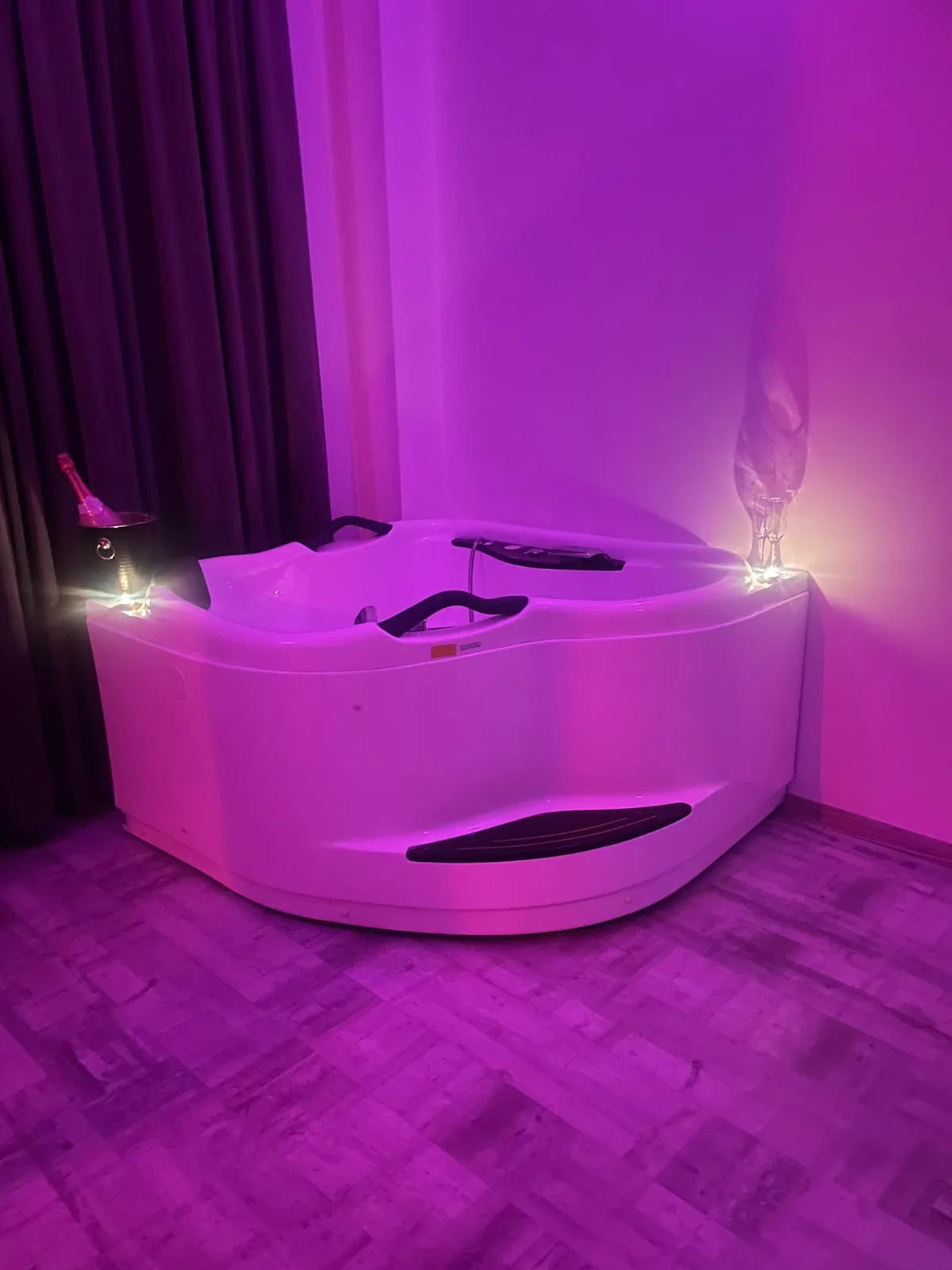 Jacuzzi-ul perfect pentru seri intime, relaxare și momente care se transformă ușor în amintiri fierbinți. ✨🛁
